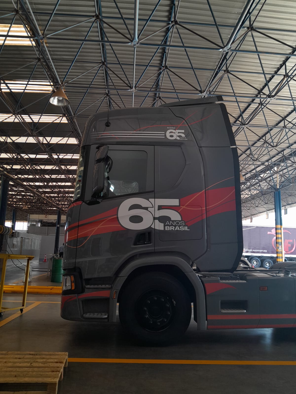 imagem de uma caminhão da linha scania em uma oficina